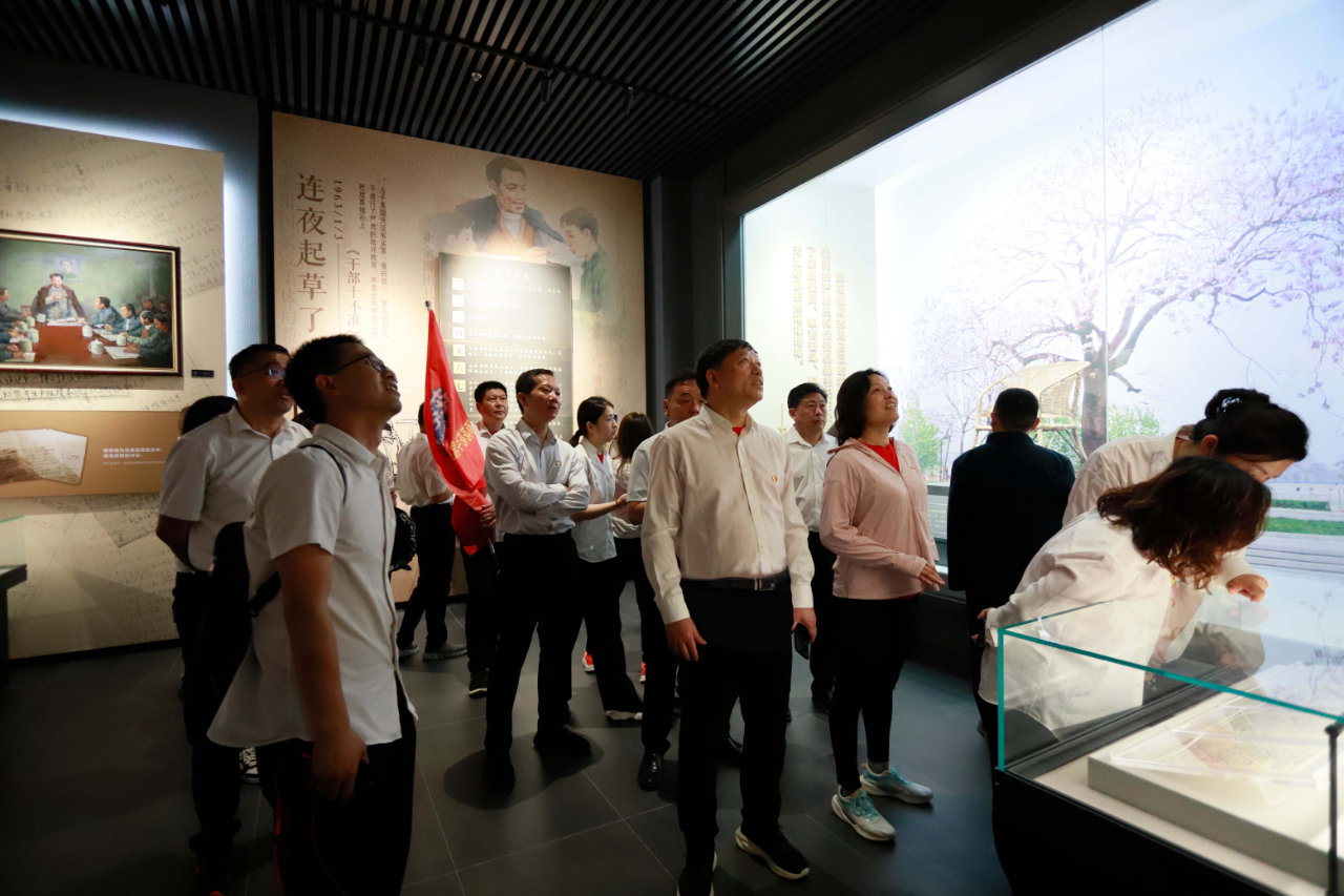 砥砺初心使命，汲取奋进力量丨荣耀网页版_荣耀（中国）乳业集团党委组织开展学习“焦裕禄精神”主题党日活动