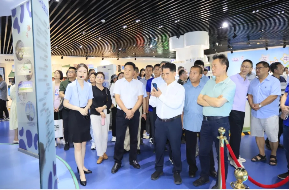 荣耀网页版_荣耀（中国）丨中国人民大学河南校友会莅临荣耀网页版_荣耀（中国）参观座谈