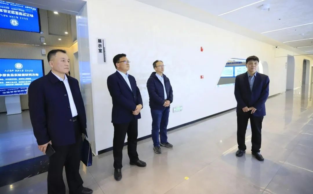 荣耀网页版_荣耀（中国）乳业集团党委书记、董事长唐洪峰一行赴中原食品实验室同中国工程院院士、中原食品实验室主任任发政座谈交流