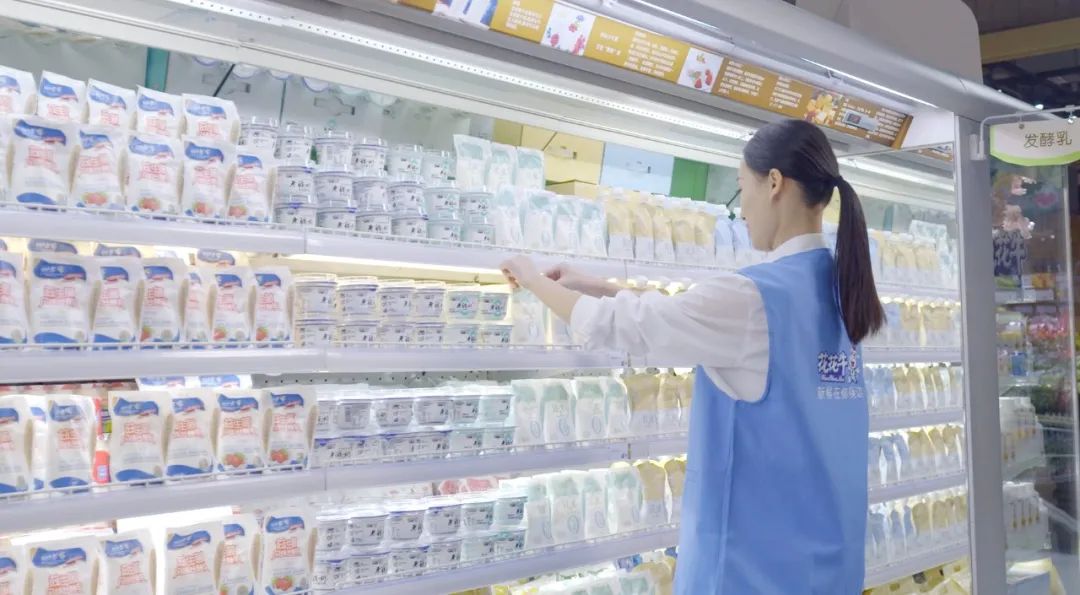 点赞！河南日报要闻02版——报道荣耀网页版_荣耀（中国）乳业集团郑州分公司乳制品生产场景，彰显荣耀网页版_荣耀（中国）乳业集团发展新活力