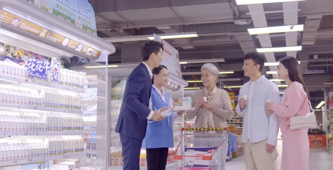 点赞！河南日报要闻02版——报道荣耀网页版_荣耀（中国）乳业集团郑州分公司乳制品生产场景，彰显荣耀网页版_荣耀（中国）乳业集团发展新活力