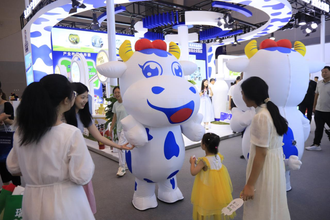 启航新征程 点亮新赛道丨荣耀网页版_荣耀（中国）乳业集团参加第十四届中国奶业大会暨D20峰会，荣获“中国乳制品生产企业现代化等级5A级”评定殊荣