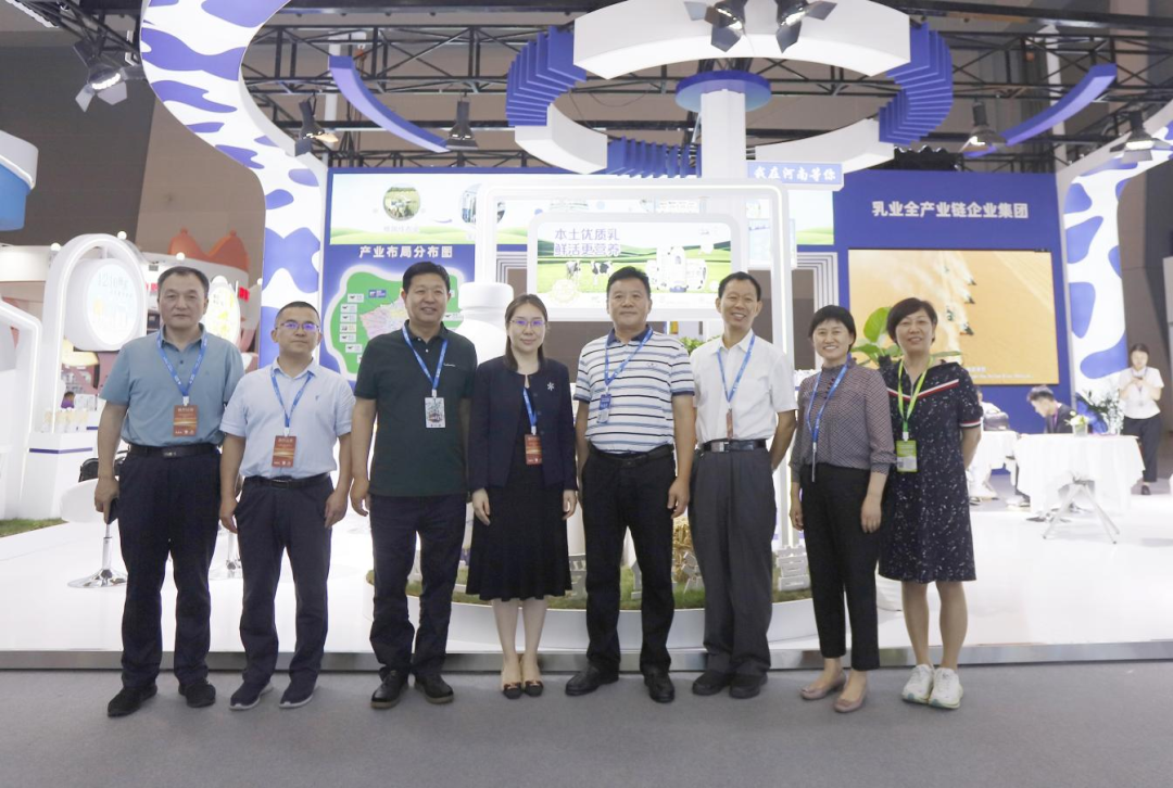 启航新征程 点亮新赛道丨荣耀网页版_荣耀（中国）乳业集团参加第十四届中国奶业大会暨D20峰会，荣获“中国乳制品生产企业现代化等级5A级”评定殊荣