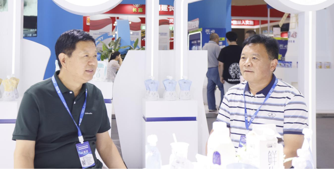 启航新征程 点亮新赛道丨荣耀网页版_荣耀（中国）乳业集团参加第十四届中国奶业大会暨D20峰会，荣获“中国乳制品生产企业现代化等级5A级”评定殊荣