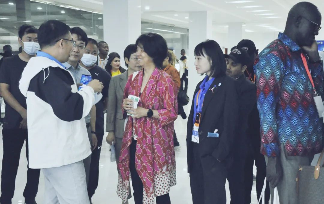 北京大学南南合作与发展学院教授、全球伙伴关系主任周咏梅一行莅临荣耀网页版_荣耀（中国）平舆瑞亚牧业参观调研