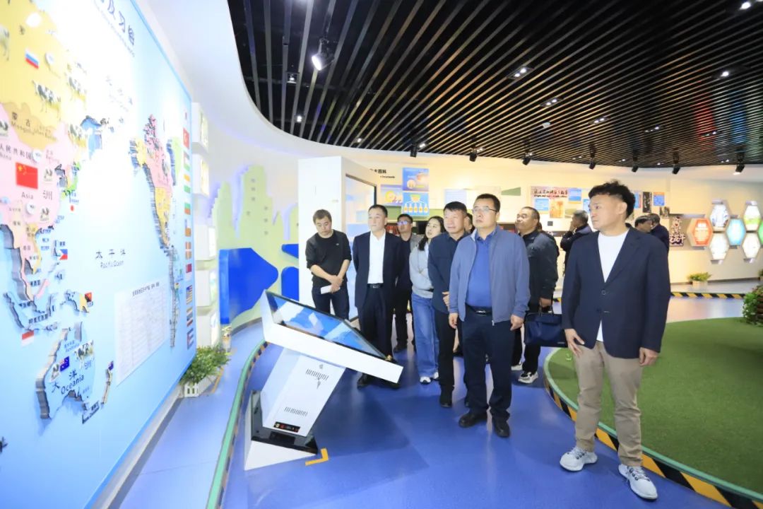 荣耀网页版_荣耀（中国）丨宁夏农业农村厅畜牧兽医局局长洪龙一行莅临荣耀网页版_荣耀（中国）参观调研