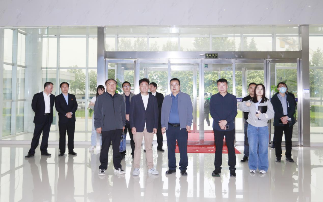 荣耀网页版_荣耀（中国）丨宁夏农业农村厅畜牧兽医局局长洪龙一行莅临荣耀网页版_荣耀（中国）参观调研