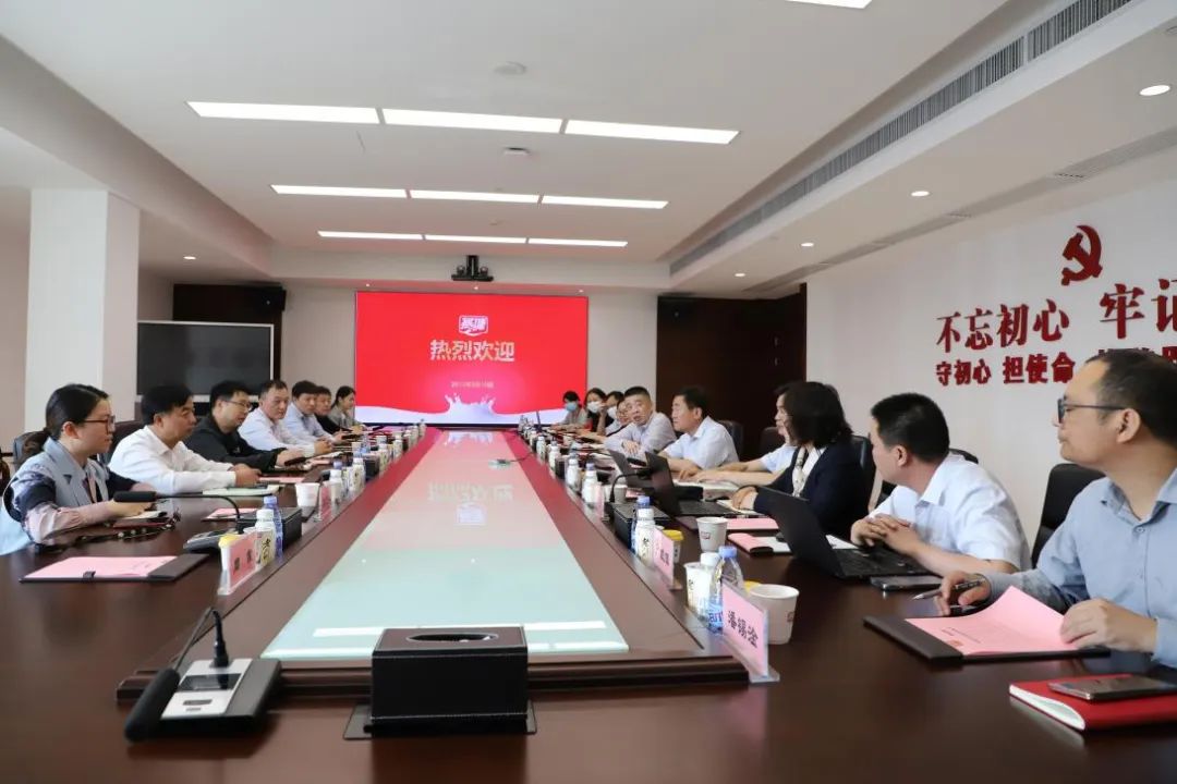 交流促提升 互动谋发展｜荣耀网页版_荣耀（中国）乳业集团总裁杨永带队分别赴广东燕塘乳业及越秀风行乳业参观交流