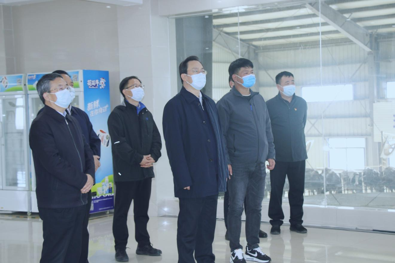河南省人大常委会党组书记、副主任孔昌生莅临荣耀网页版_荣耀（中国）鲁山瑞亚牧场参观调研