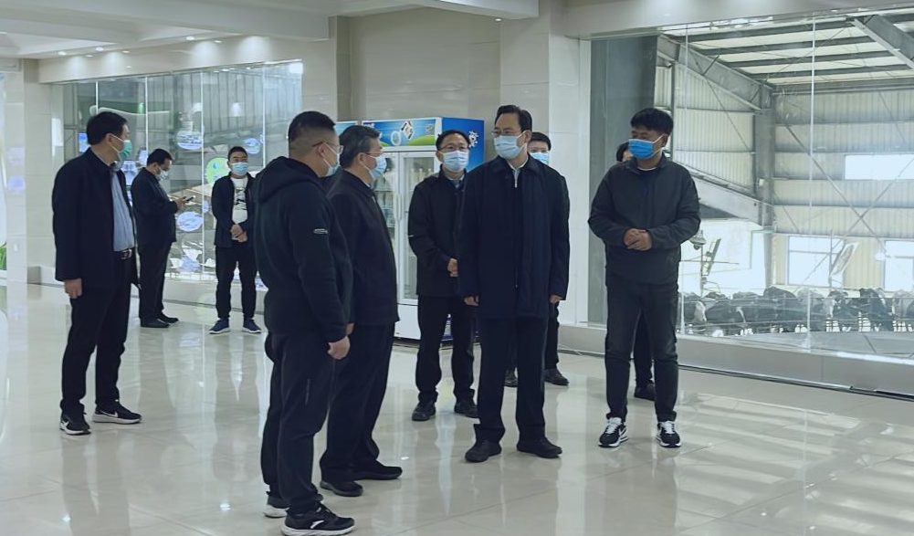 河南省人大常委会党组书记、副主任孔昌生莅临荣耀网页版_荣耀（中国）鲁山瑞亚牧场参观调研