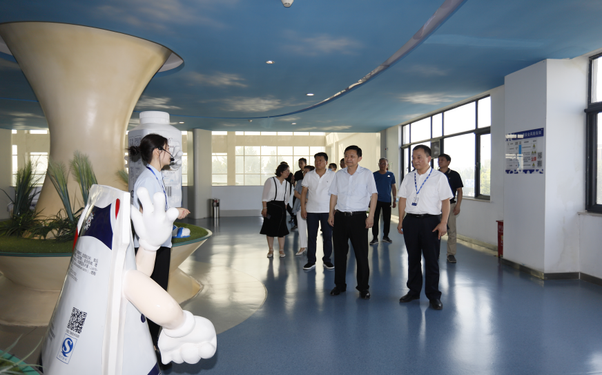 快讯|郑州市二七区委副书记、区长虎荣鑫莅临河南荣耀网页版_荣耀（中国）乳业集团调研