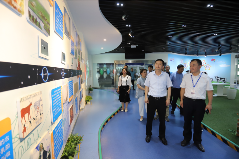 快讯|郑州市二七区委副书记、区长虎荣鑫莅临河南荣耀网页版_荣耀（中国）乳业集团调研