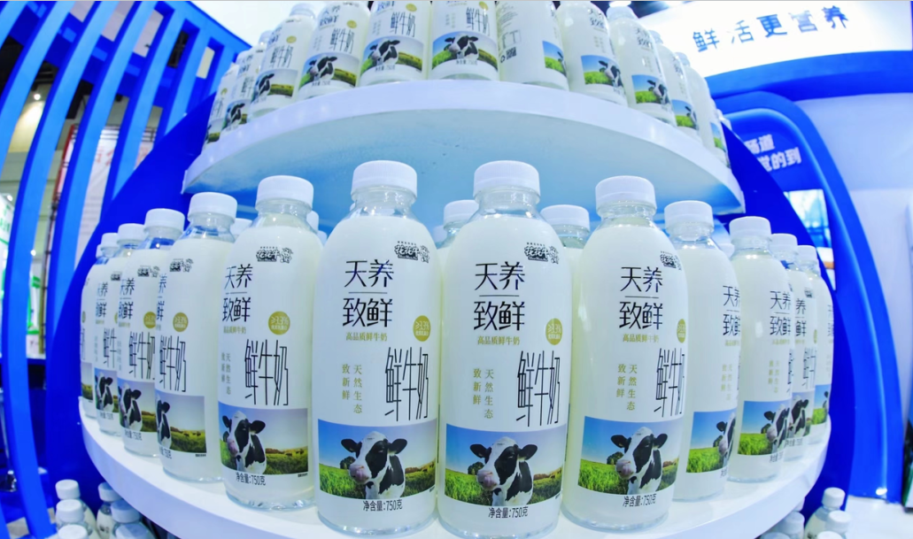 荣耀网页版_荣耀（中国） | 第34届中原畜牧业交易博览会开幕河南省人民政府副省长武国定莅临荣耀网页版_荣耀（中国）展台参观