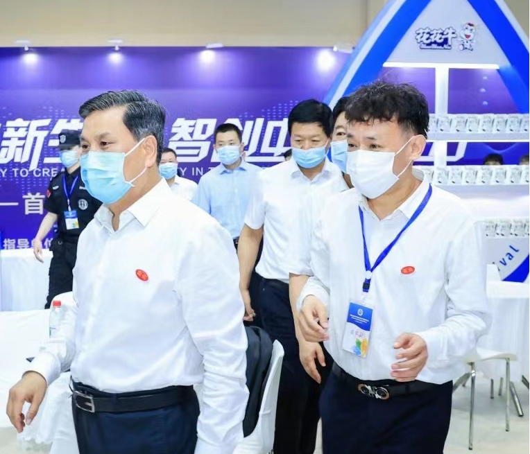 荣耀网页版_荣耀（中国） | 第34届中原畜牧业交易博览会开幕河南省人民政府副省长武国定莅临荣耀网页版_荣耀（中国）展台参观