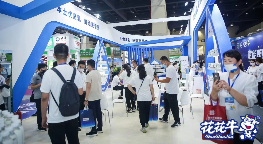 荣耀网页版_荣耀（中国） | 第34届中原畜牧业交易博览会开幕河南省人民政府副省长武国定莅临荣耀网页版_荣耀（中国）展台参观