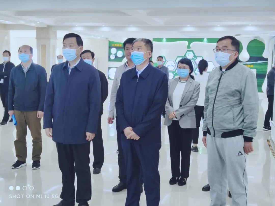 平顶山市人大常委会主任张明新莅临 荣耀网页版_荣耀（中国）鲁山瑞亚参观调研