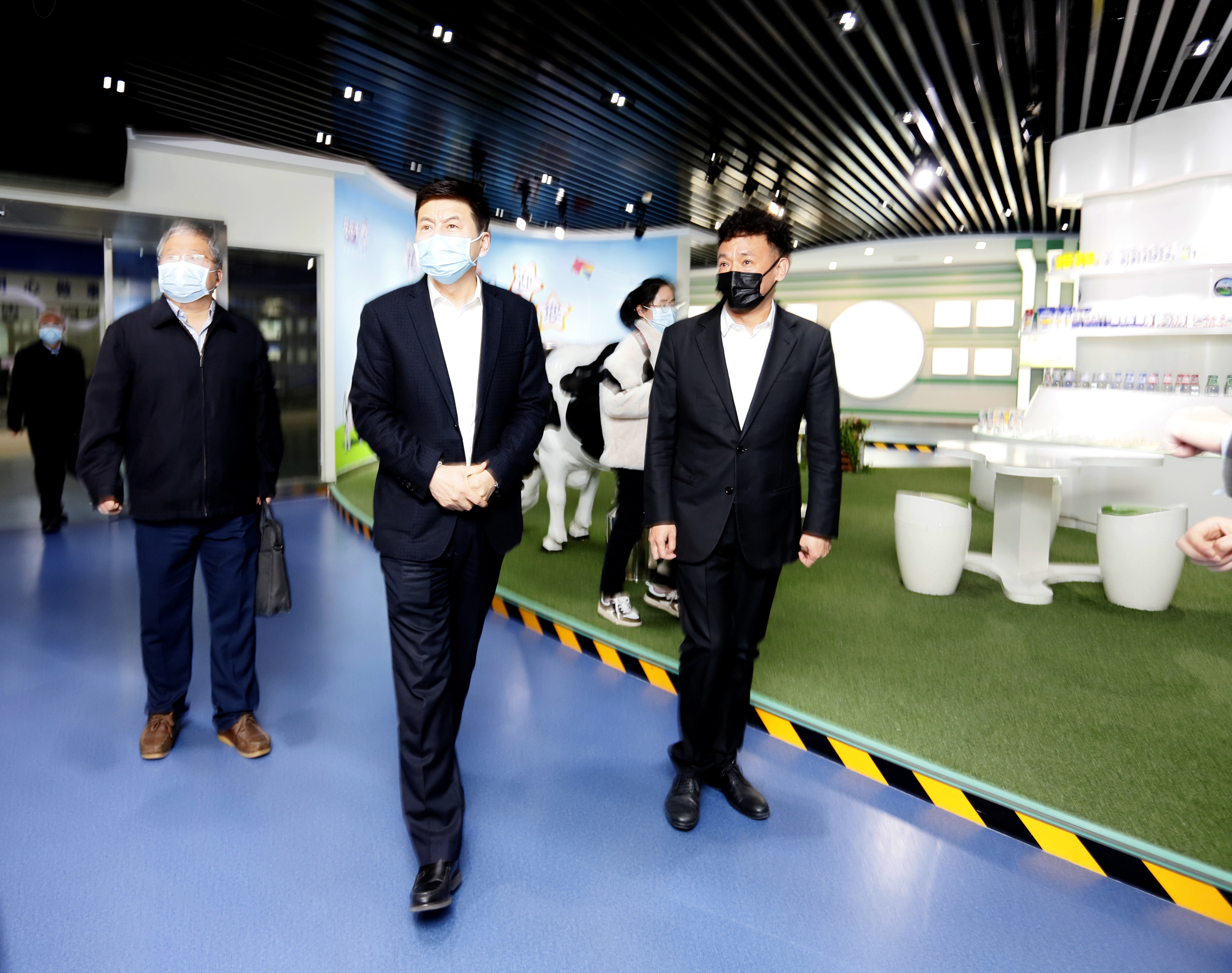 河南省委常委、副省长费东斌莅临 荣耀网页版_荣耀（中国）乳业集团调研