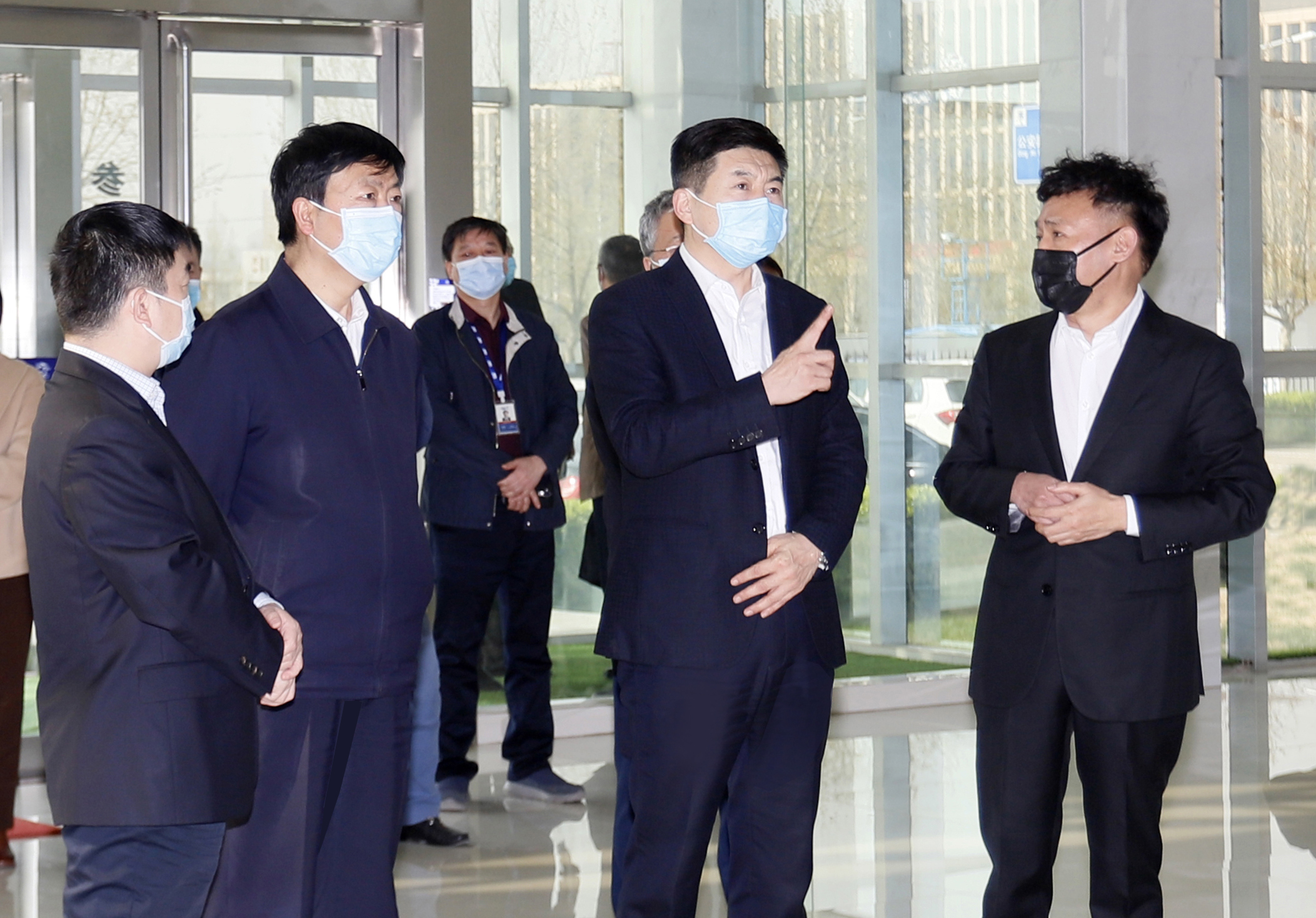 河南省委常委、副省长费东斌莅临 荣耀网页版_荣耀（中国）乳业集团调研