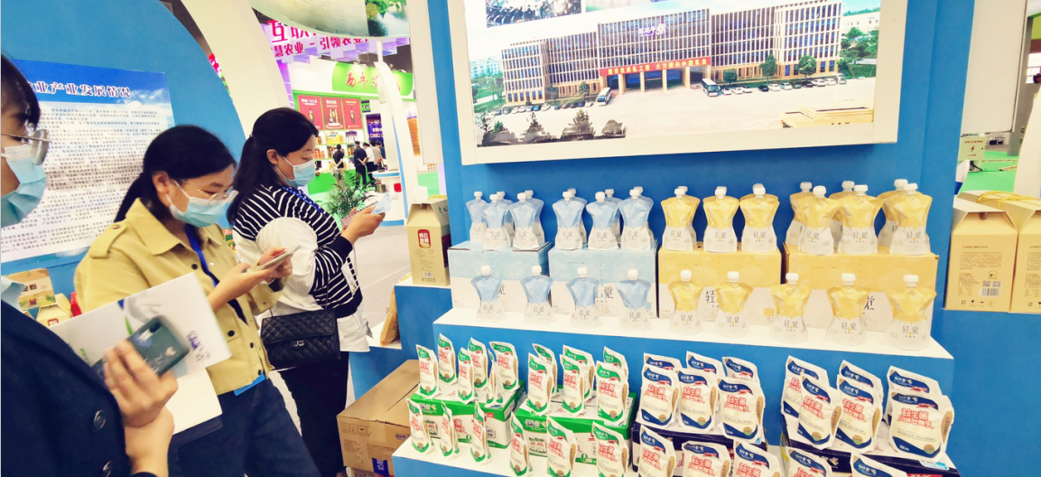 喜报 | 荣耀网页版_荣耀（中国）轻觉酸奶荣获第二十四届中国农产品加工业投资贸易洽谈会金质产品奖