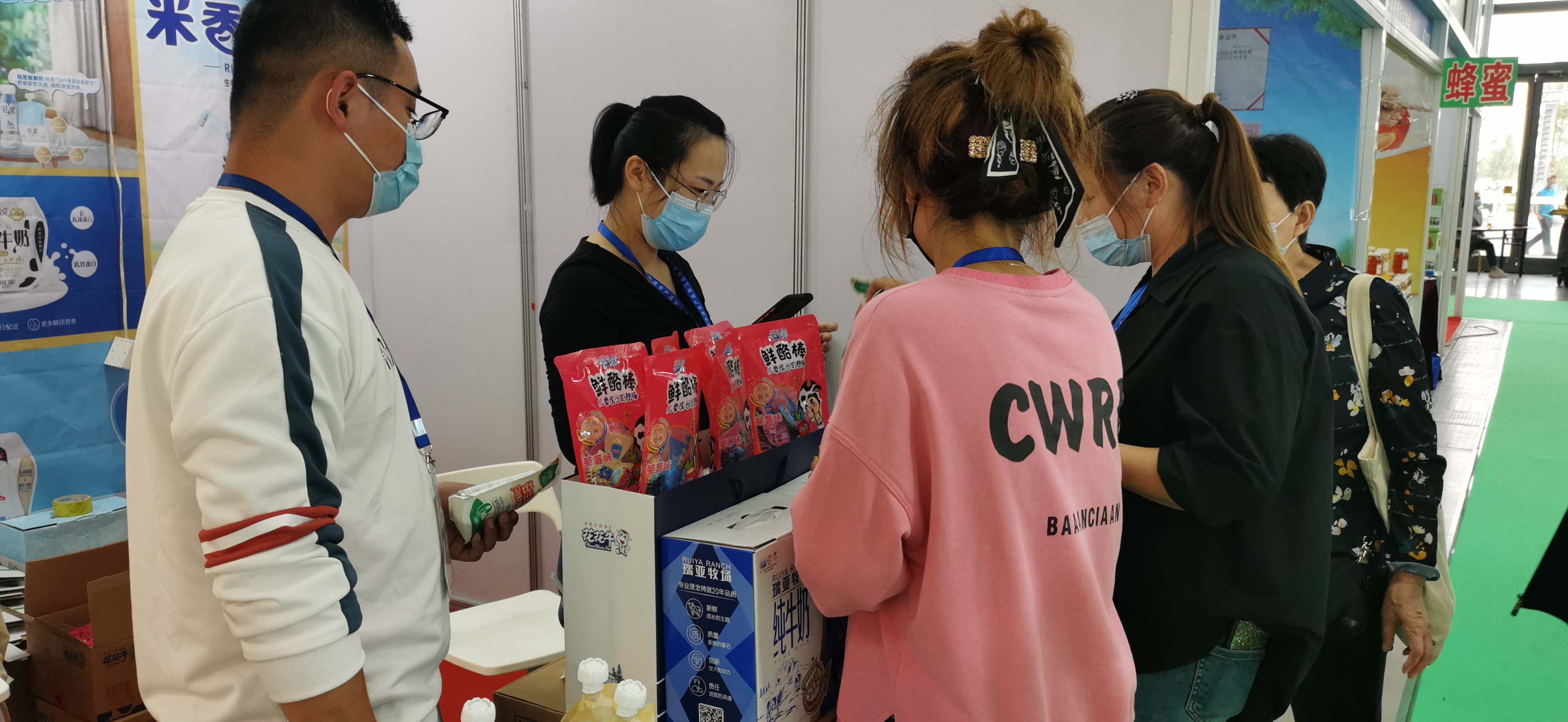 喜报 | 荣耀网页版_荣耀（中国）轻觉酸奶荣获第二十四届中国农产品加工业投资贸易洽谈会金质产品奖