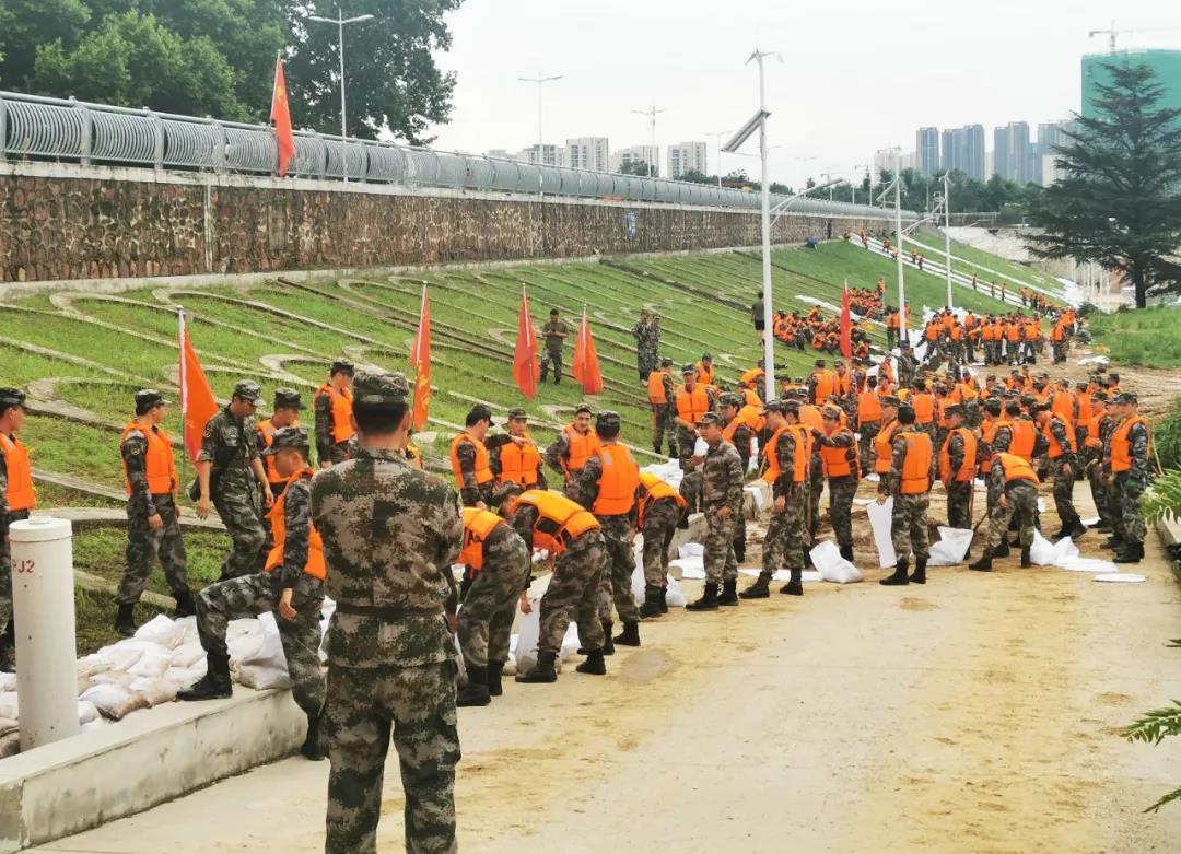 大雨无情人有情！荣耀网页版_荣耀（中国）乳业慰问常庄水库抗洪抢险官兵