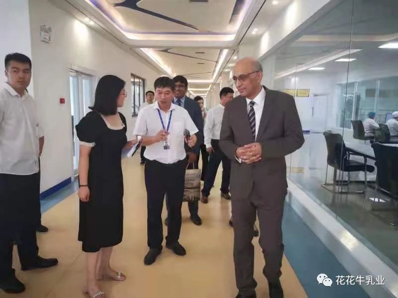 巴基斯坦驻华大使莫因·哈克 莅临荣耀网页版_荣耀（中国）乳业集团参观访问
