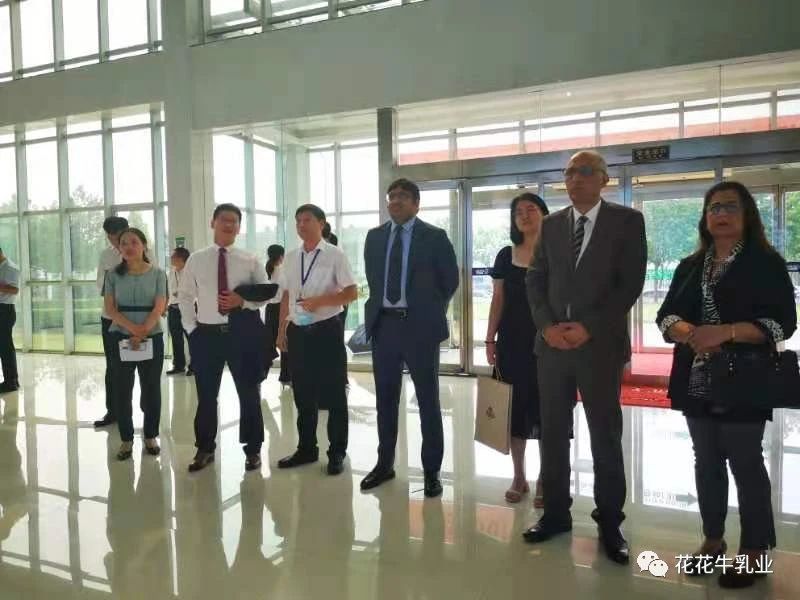 巴基斯坦驻华大使莫因·哈克 莅临荣耀网页版_荣耀（中国）乳业集团参观访问
