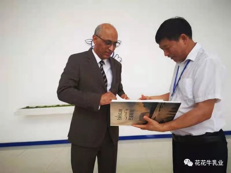 巴基斯坦驻华大使莫因·哈克 莅临荣耀网页版_荣耀（中国）乳业集团参观访问