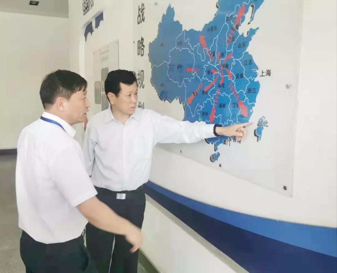 郑州航空港区党工委书记张俊峰莅临郑州荣耀网页版_荣耀（中国）乳制品有限公司调研