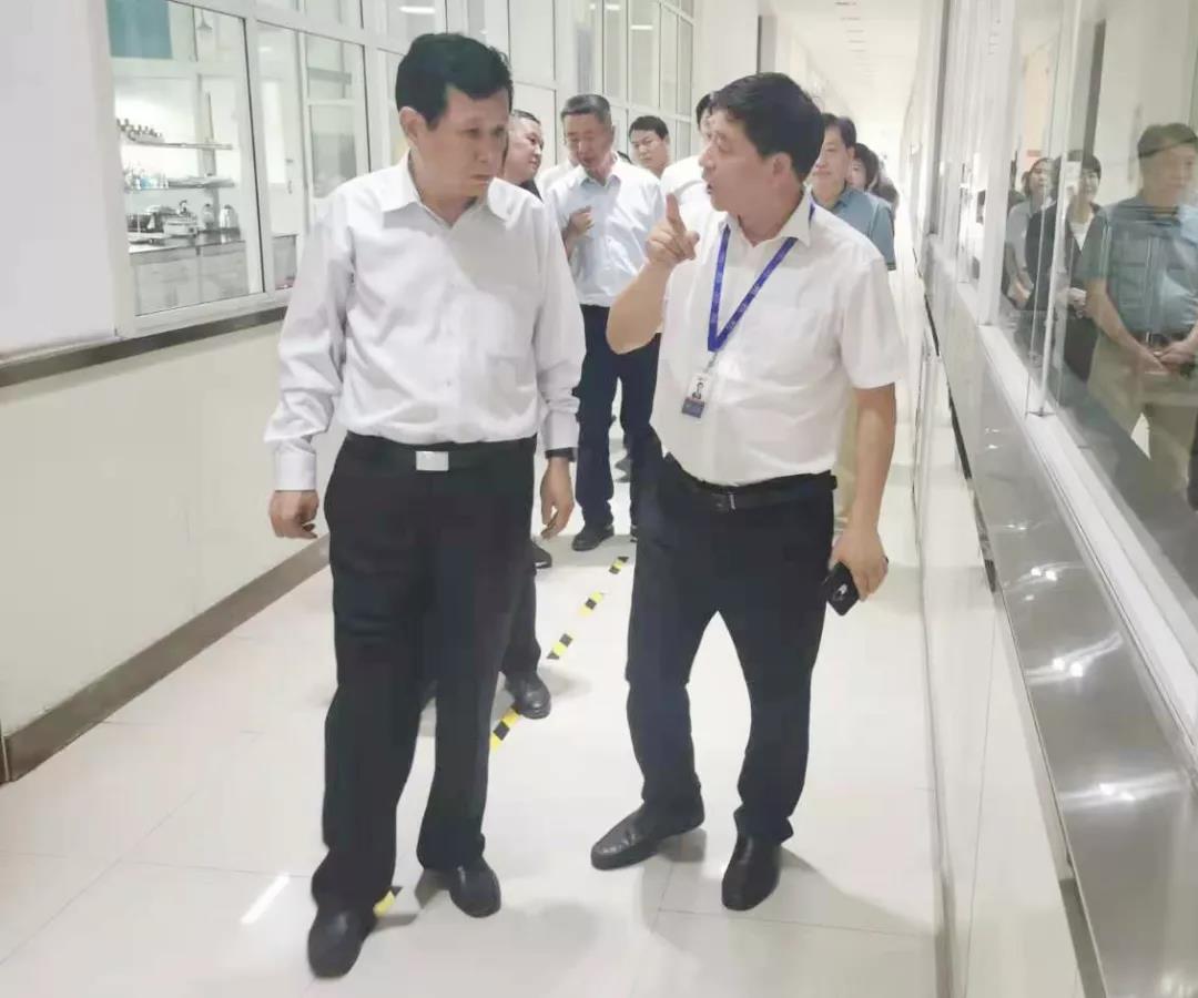 郑州航空港区党工委书记张俊峰莅临郑州荣耀网页版_荣耀（中国）乳制品有限公司调研
