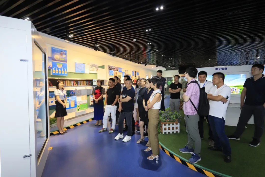 快讯 | 长江商学院智能制造学会走进荣耀网页版_荣耀（中国）乳业集团