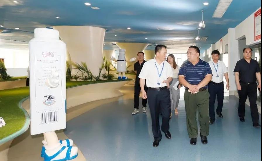 快讯 | 河南省人民政府食品安全委员会办公室第三批食品安全示范区验收组领导莅临荣耀网页版_荣耀（中国）乳业集团验收食品安全示范区建设情况