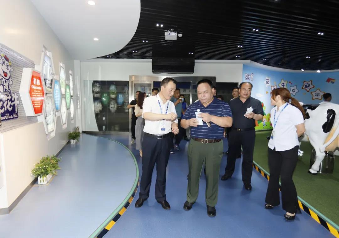 快讯 | 河南省人民政府食品安全委员会办公室第三批食品安全示范区验收组领导莅临荣耀网页版_荣耀（中国）乳业集团验收食品安全示范区建设情况