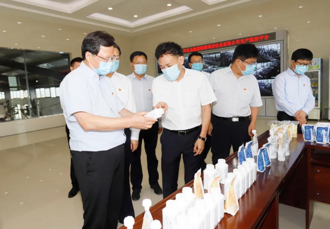 快讯 | 河南省委常委、省纪委书记、省监委主任任正晓莅临荣耀网页版_荣耀（中国）乳业集团新蔡瑞亚牧场调研