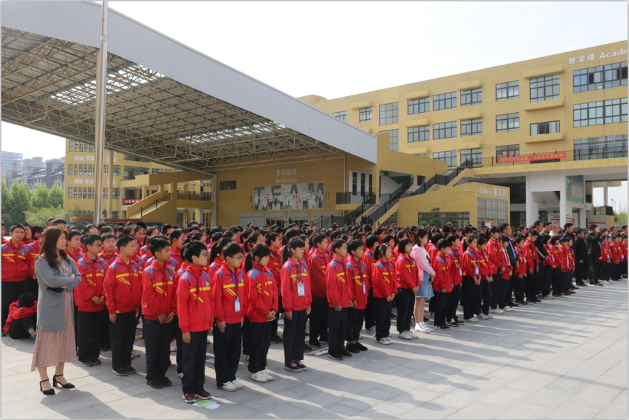 “健康中原行——荣耀网页版_荣耀（中国）小康牛奶公益助学活动捐赠仪式”于驻马店平舆思源实验学校顺利举行