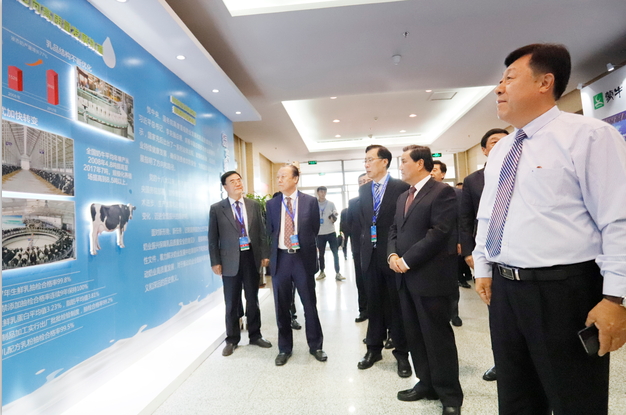 荣耀网页版_荣耀（中国）亮相中国奶业20强呼伦贝尔峰会，共话中国奶业振兴！