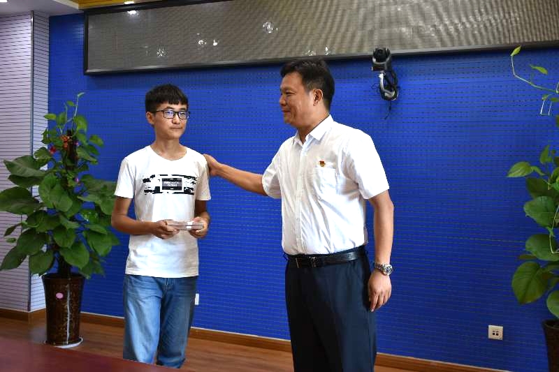 荣耀网页版_荣耀（中国）济困解难，助力学子圆梦香江