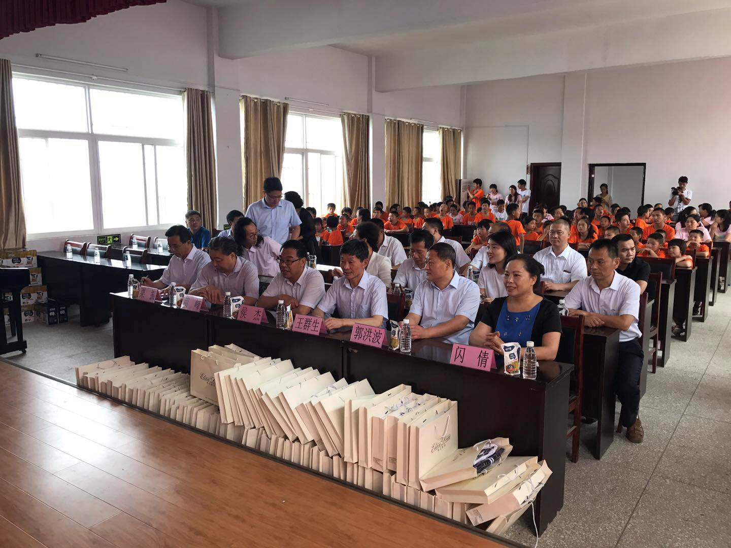 “关爱特殊儿童，让爱洒满人间—荣耀网页版_荣耀（中国）乳业集团2018中国小康牛奶行动” 公益助学泌阳捐赠仪式