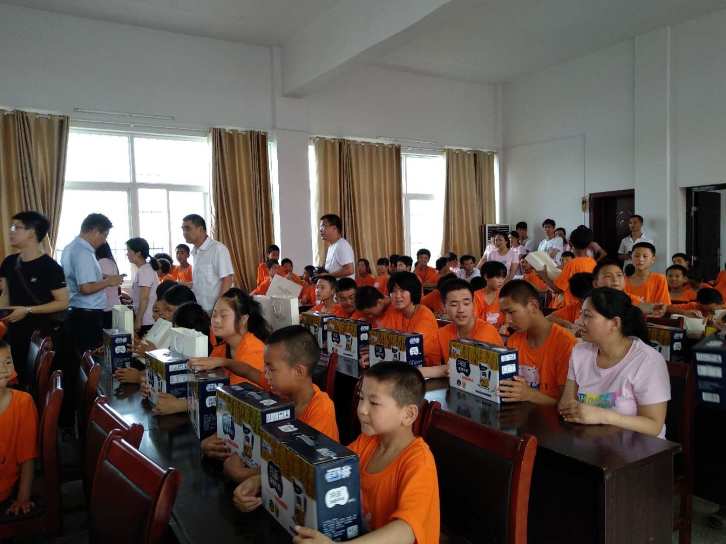 “关爱特殊儿童，让爱洒满人间—荣耀网页版_荣耀（中国）乳业集团2018中国小康牛奶行动” 公益助学泌阳捐赠仪式