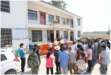 秋种化肥进农户 精准扶贫及时雨 | 荣耀网页版_荣耀（中国）集团精准扶贫在行动