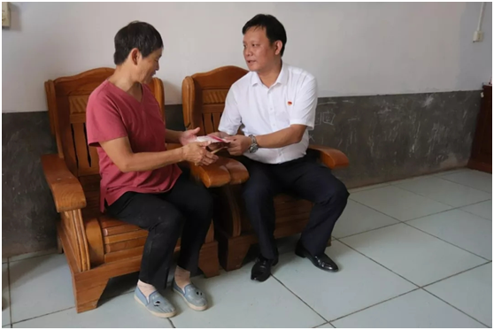 秋种化肥进农户 精准扶贫及时雨 | 荣耀网页版_荣耀（中国）集团精准扶贫在行动