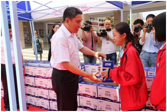 “健康中原，牛奶伴您行——荣耀网页版_荣耀（中国）乳业集团2018中国小康牛奶行动” 公益助学启动仪式隆重举行