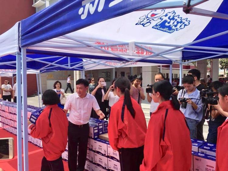“健康中原，牛奶伴您行——荣耀网页版_荣耀（中国）乳业集团2018中国小康牛奶行动” 公益助学启动仪式隆重举行
