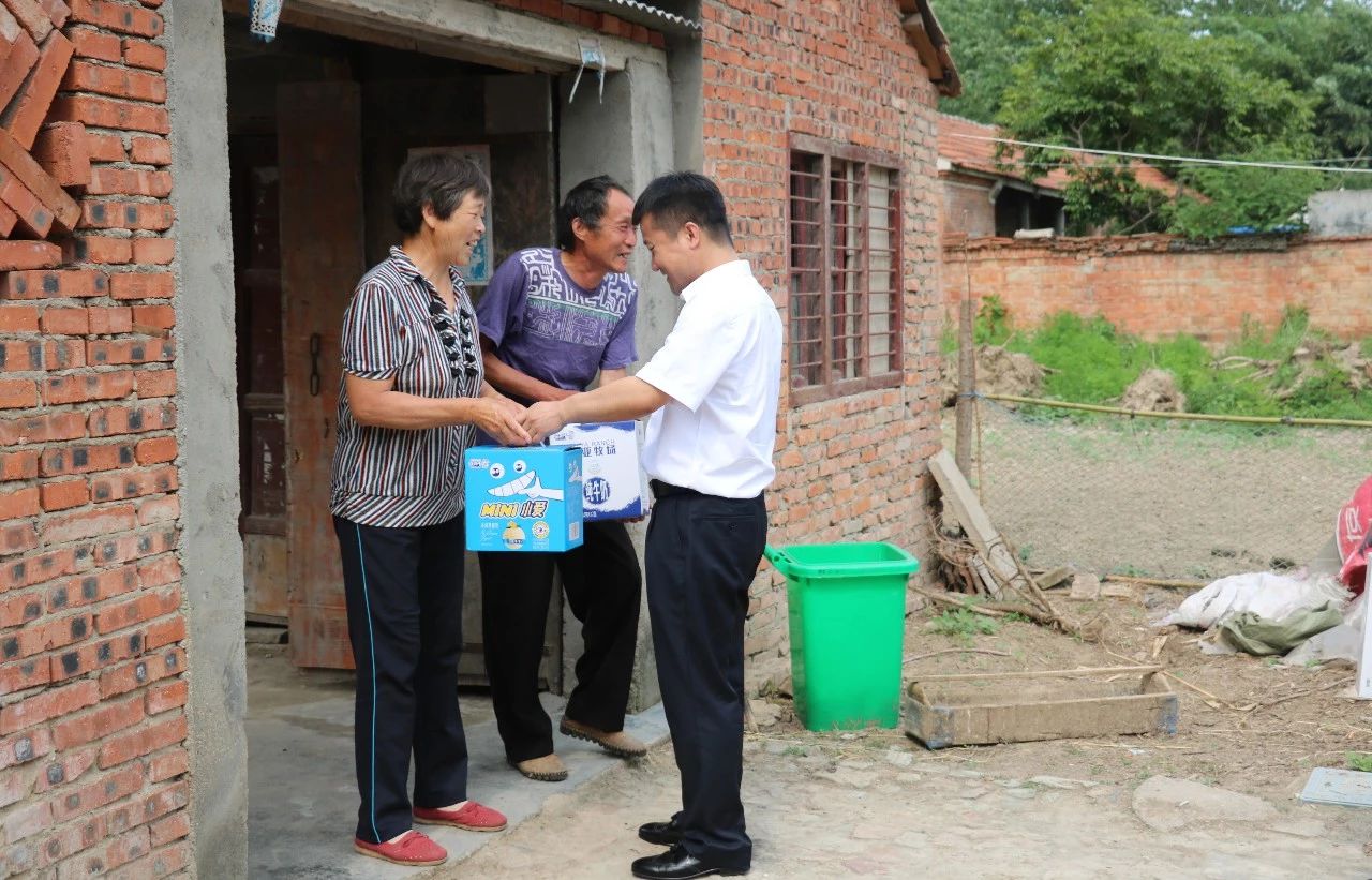 荣耀网页版_荣耀（中国）乳业集团走访慰问贫困户 结对帮扶暖人心