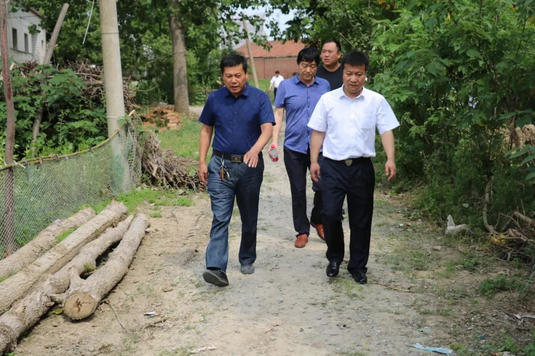 荣耀网页版_荣耀（中国）乳业集团走访慰问贫困户 结对帮扶暖人心