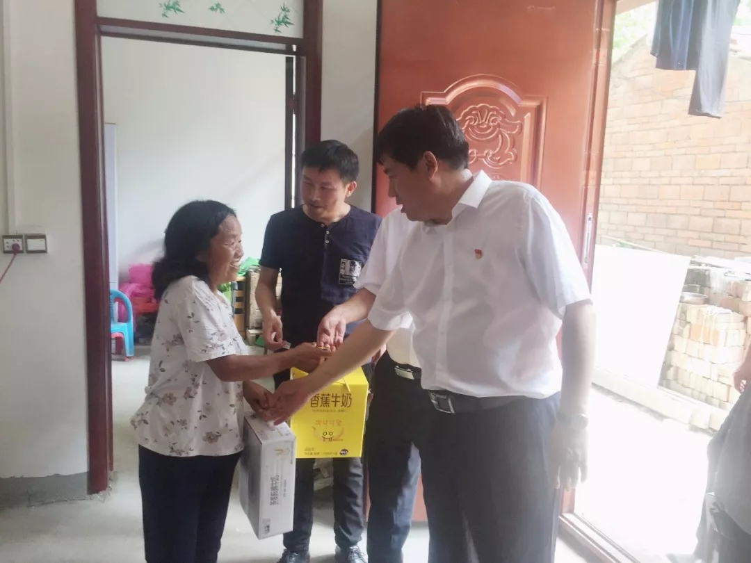 荣耀网页版_荣耀（中国）乳业集团走访慰问贫困户 结对帮扶暖人心