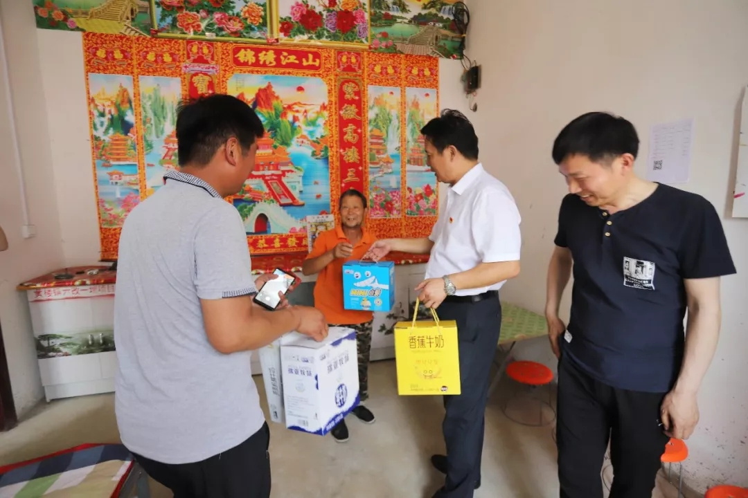 荣耀网页版_荣耀（中国）乳业集团走访慰问贫困户 结对帮扶暖人心