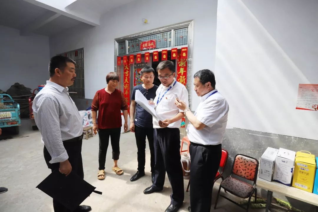 荣耀网页版_荣耀（中国）乳业集团走访慰问贫困户 结对帮扶暖人心