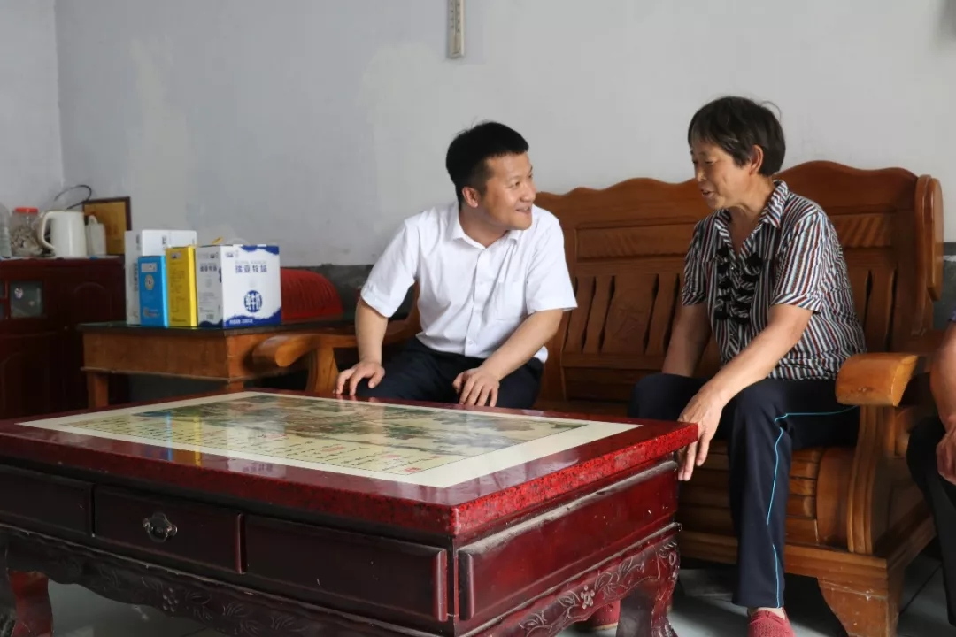 荣耀网页版_荣耀（中国）乳业集团走访慰问贫困户 结对帮扶暖人心