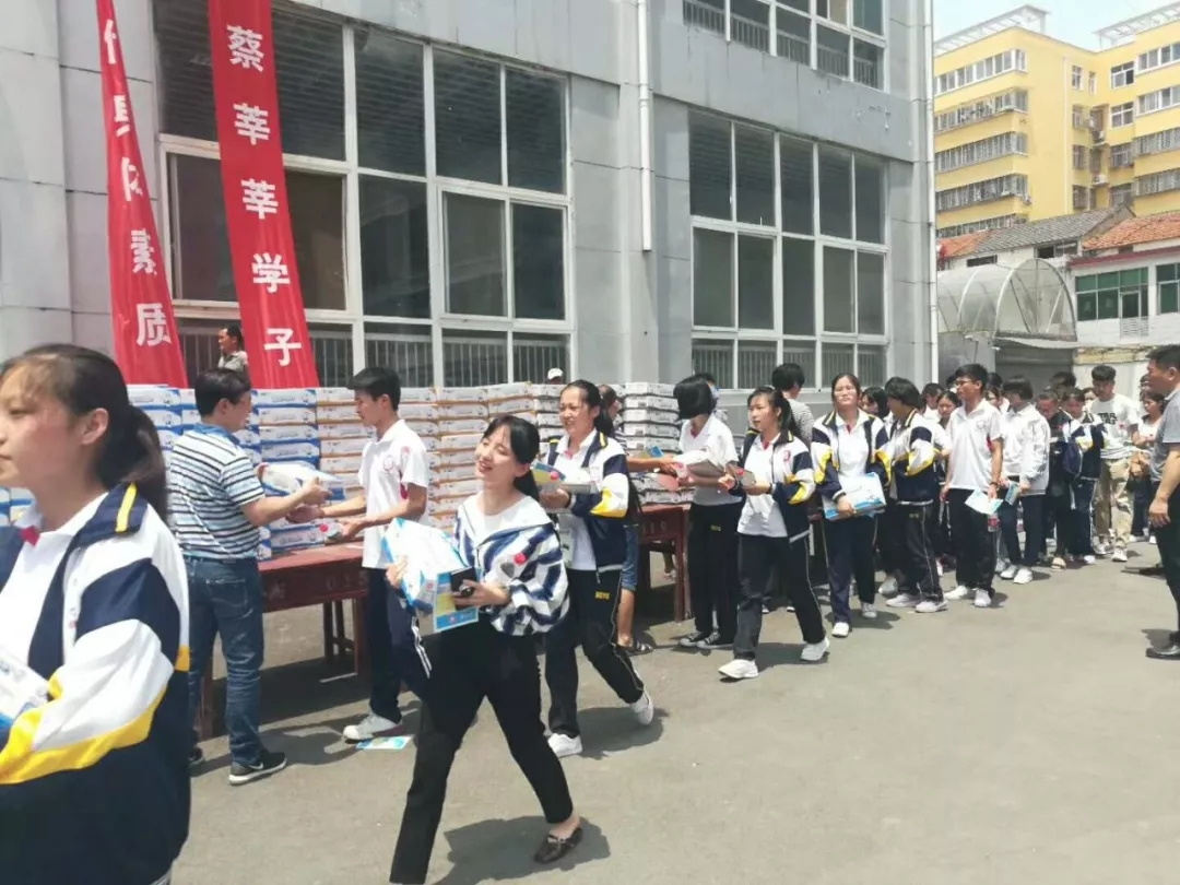 荣耀网页版_荣耀（中国）|捐助教育100万元！做公益，我们是认真的！